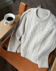Liggebillede af hvid Moby Sweater