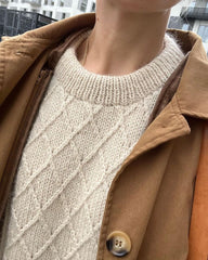 Kvinde iført hvid Moby Sweater