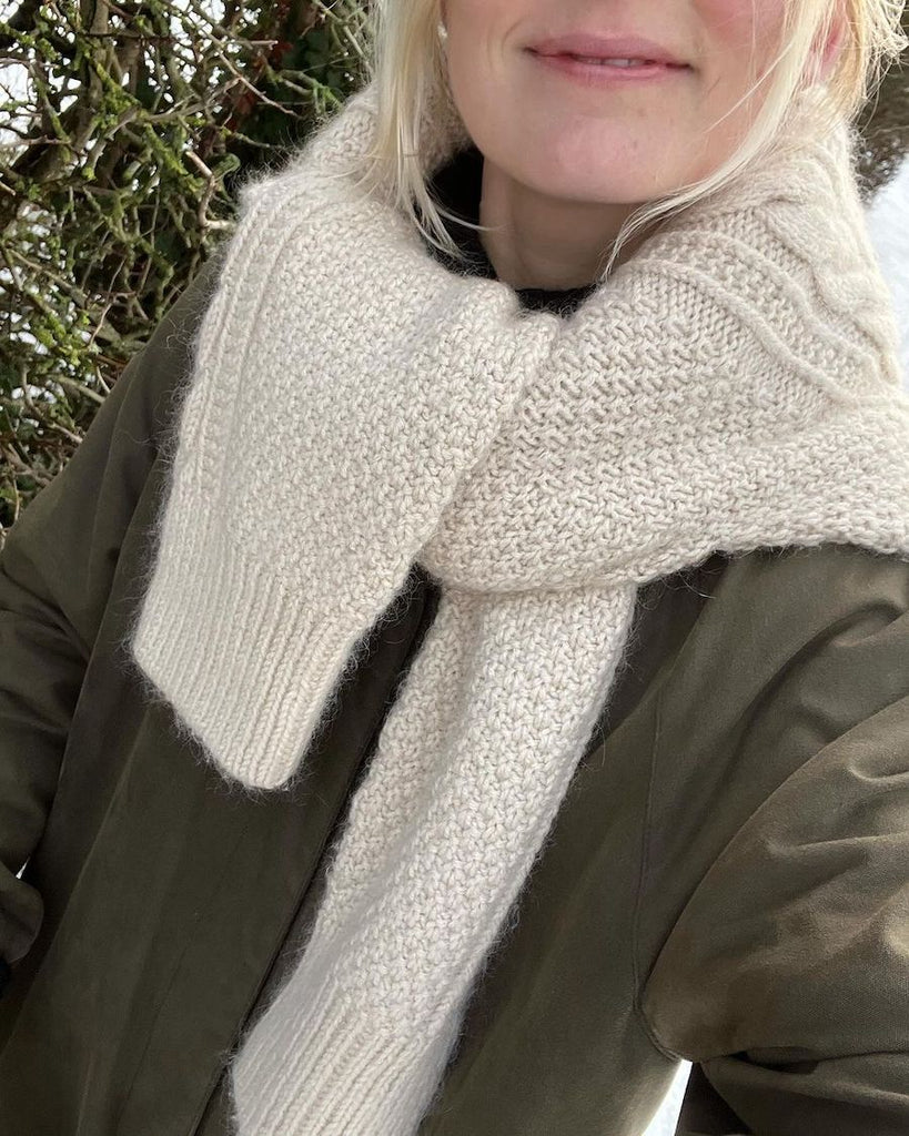 Kvinde med hvid Moby Sweater over skuldrene