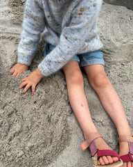 Barn iført nistret lyseblå Monday Sweater Junior