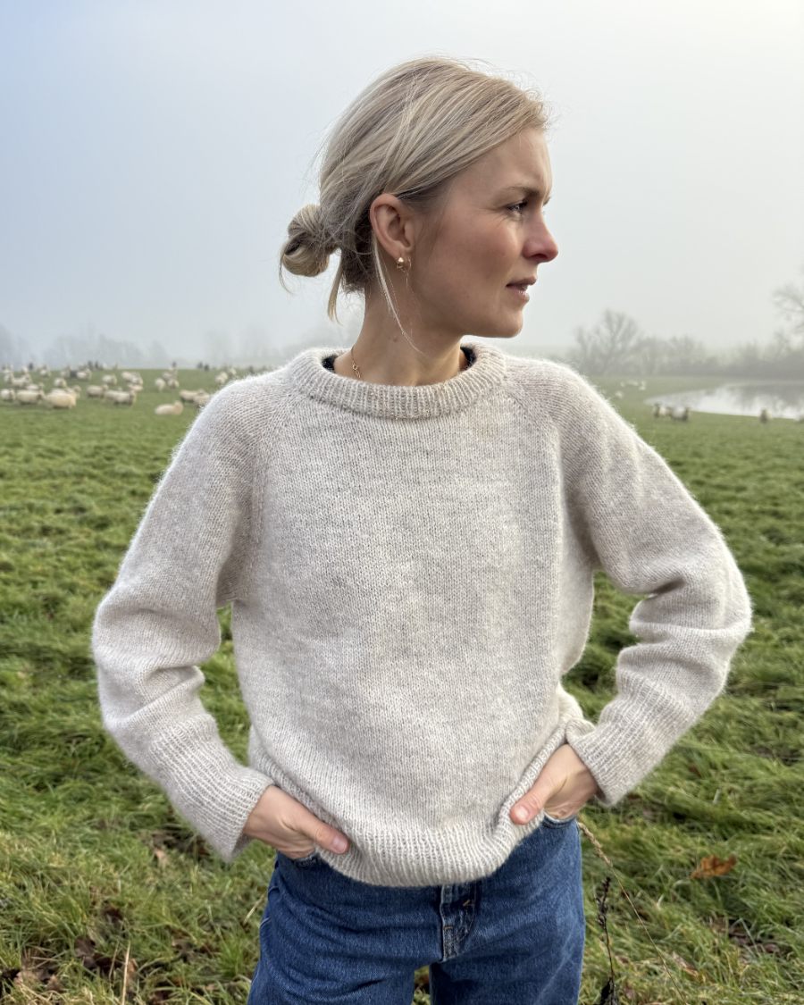 Kvinde iført grå Monday Sweater