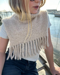 Barn iført lys beige Nora Neck