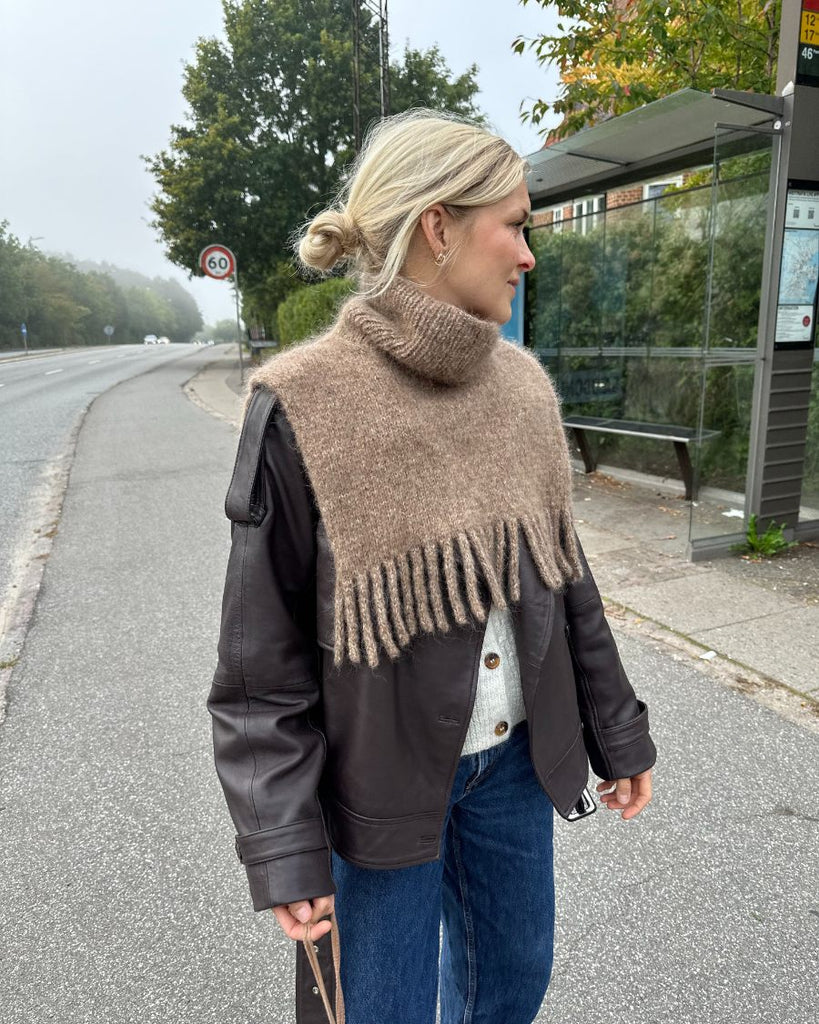 Kvinde iført brun Nora Neck