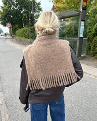 Kvinde iført brun Nora Neck