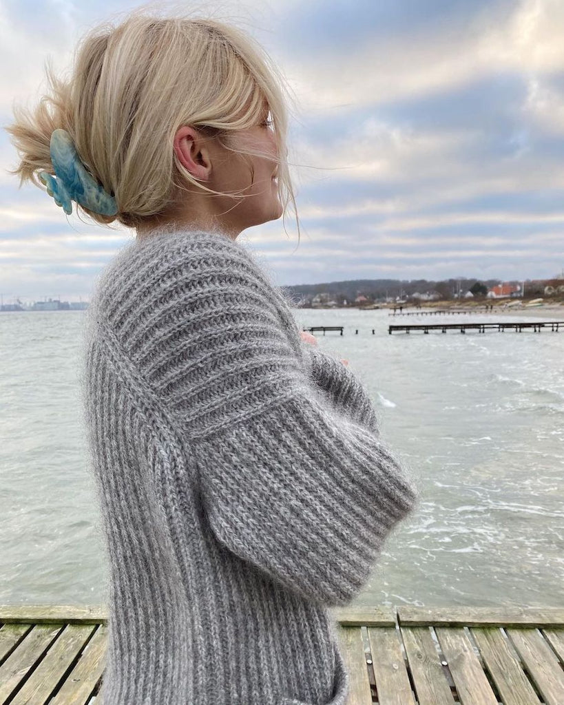 Kvinde iført grå November Jacket