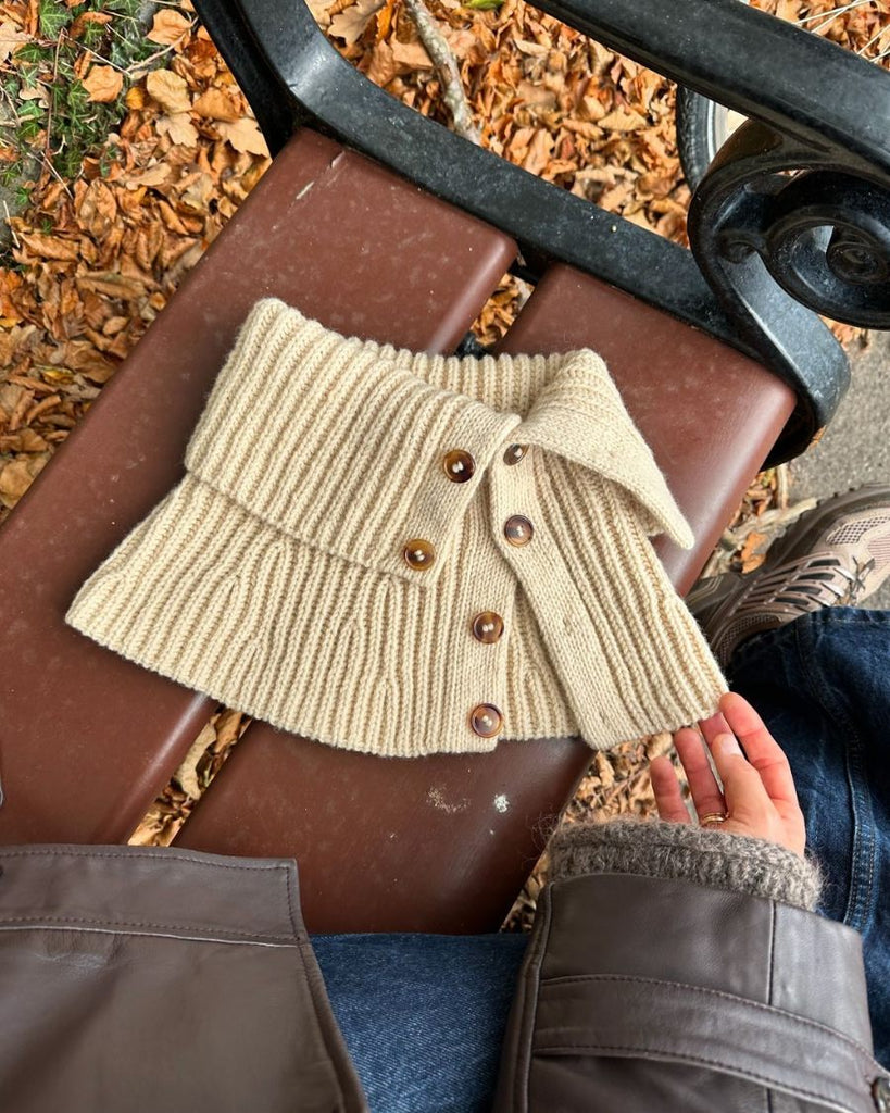 Liggebillede af beige November Neck