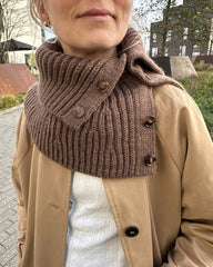 Kvinde iført brun November Neck