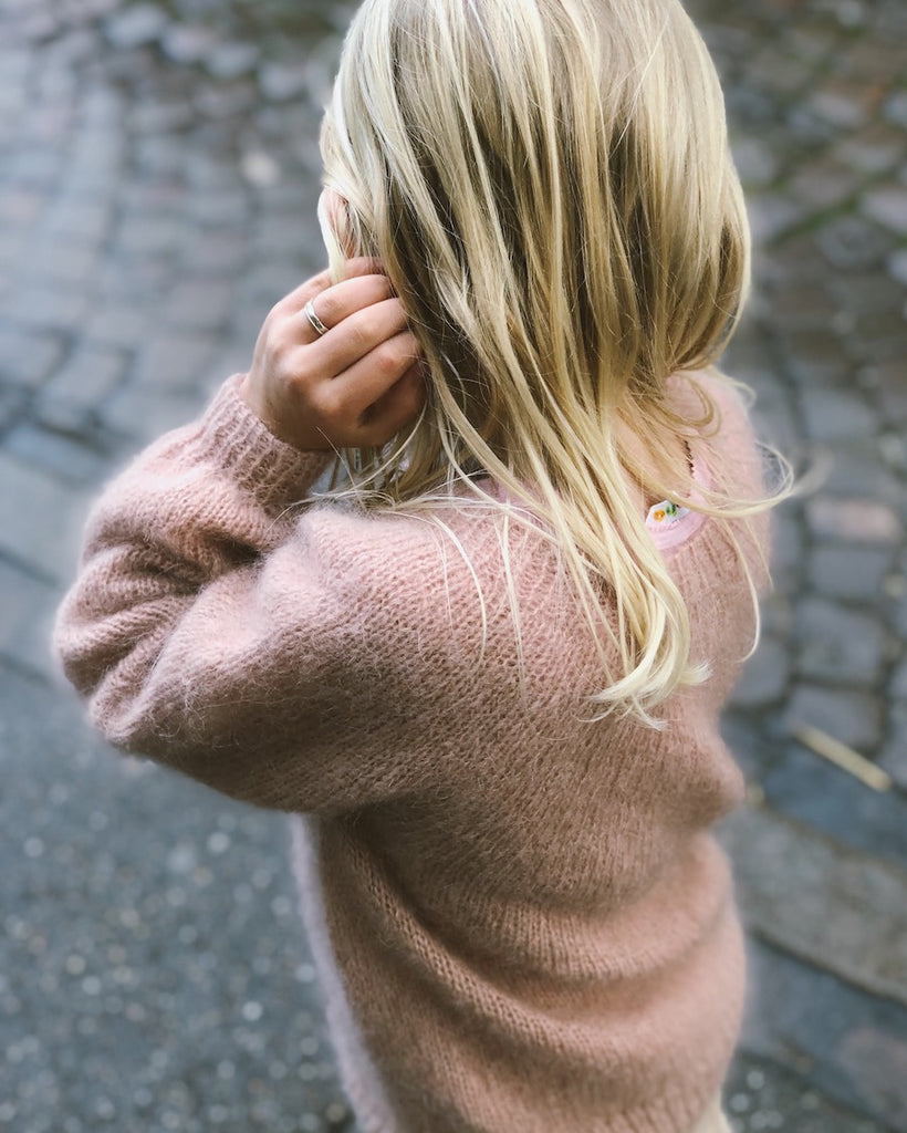 Barn iført lyserød Novice Sweater Junior – Mohair Edition