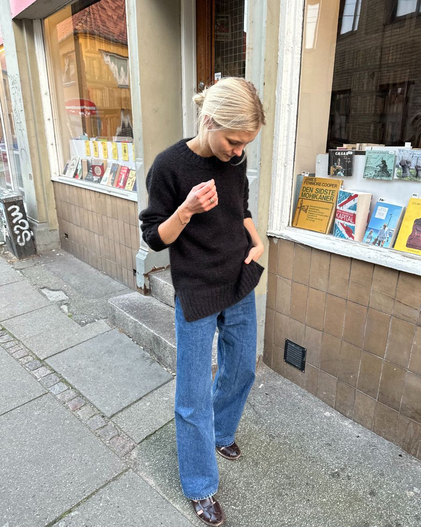 Kvinde iført sort October Sweater