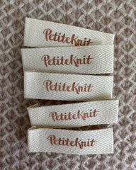 5 labels med Petiteknit logo i biscuit