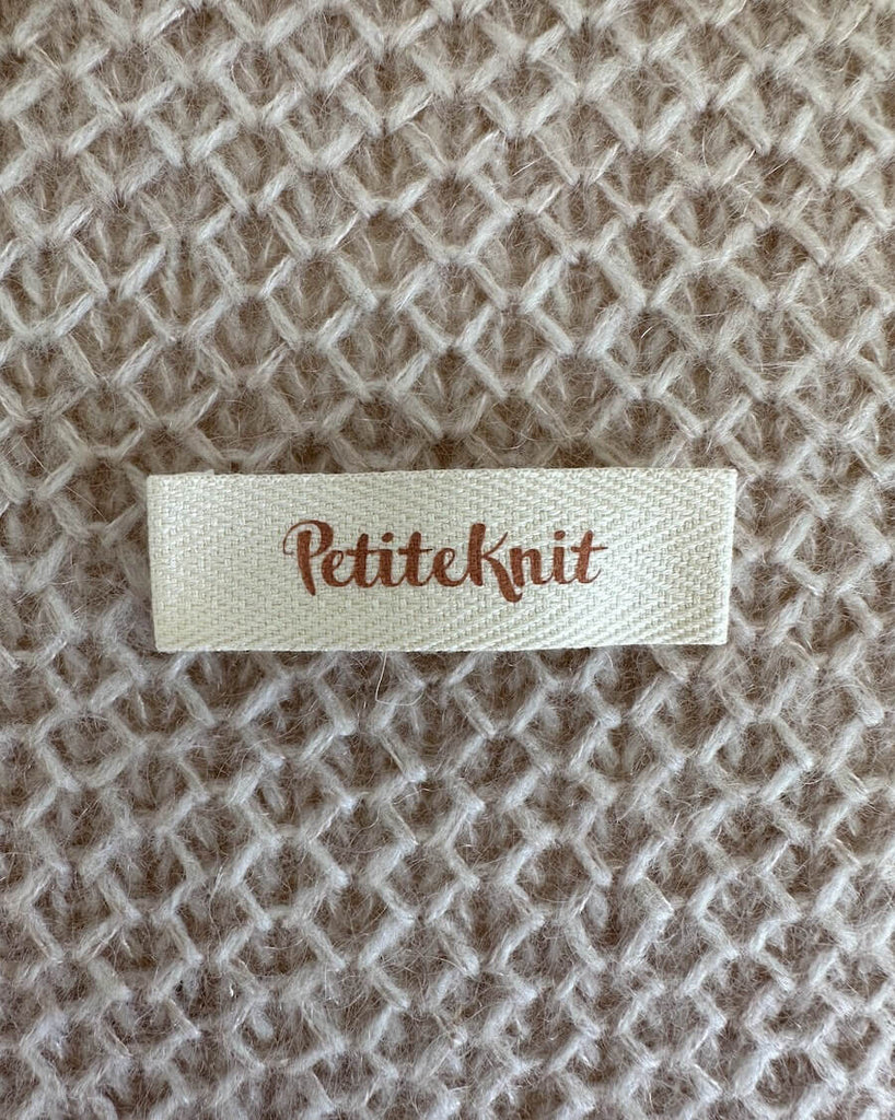 Biscuit farvet Petiteknit label