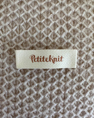 Biscuit farvet Petiteknit label