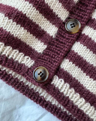 Closeup af bordeaux og hvidstribet Olga Jacket