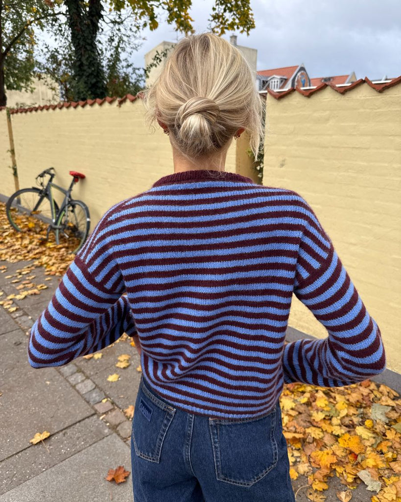 Kvinde i ført blå og bordeaux Olga Blouse set bagfra