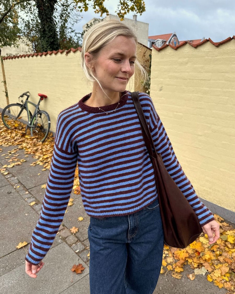 Kvinde i ført blå og bordeaux Olga Blouse