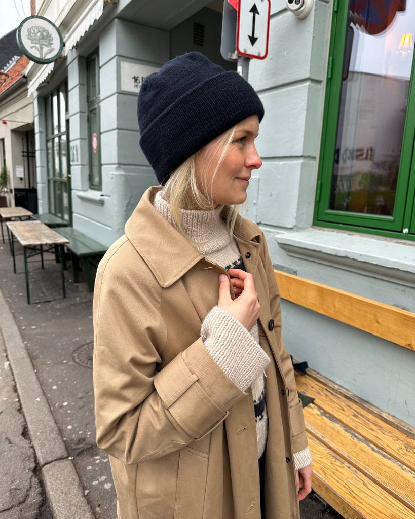 Kvinde iført blå Oslo Hue