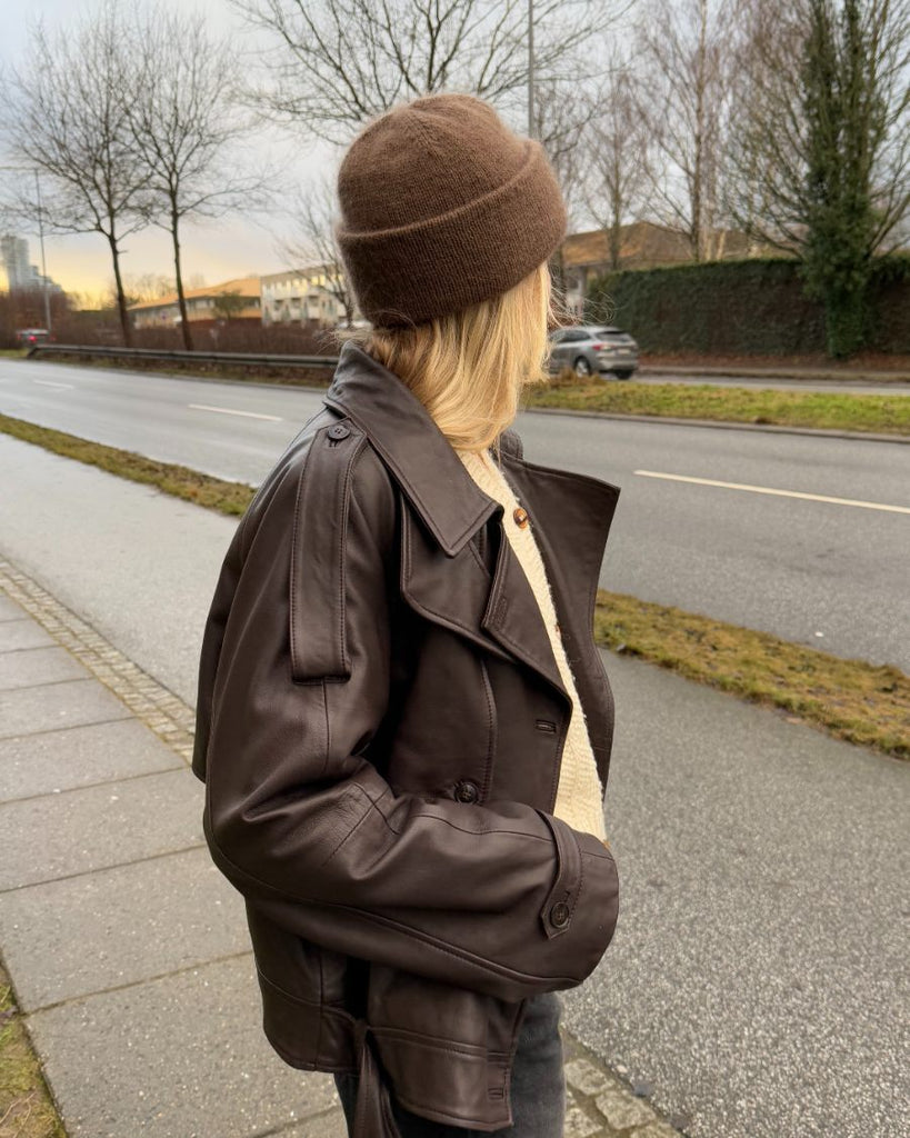 Kvinde iført brun Oslo Hue