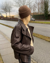 Kvinde iført brun Oslo Hue