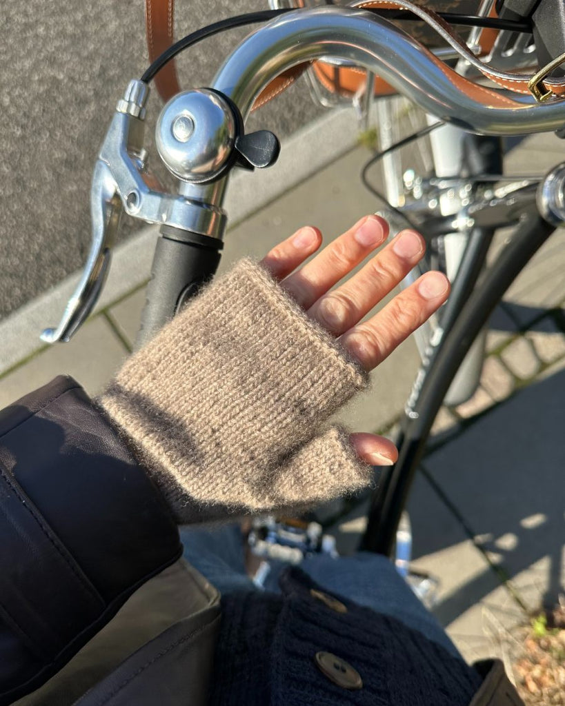 Hånd med beige Penny Glove