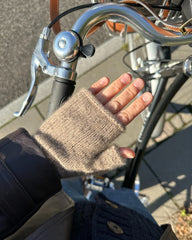 Hånd med beige Penny Glove