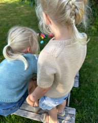 Pige iført beige Poppy Tee Junior
