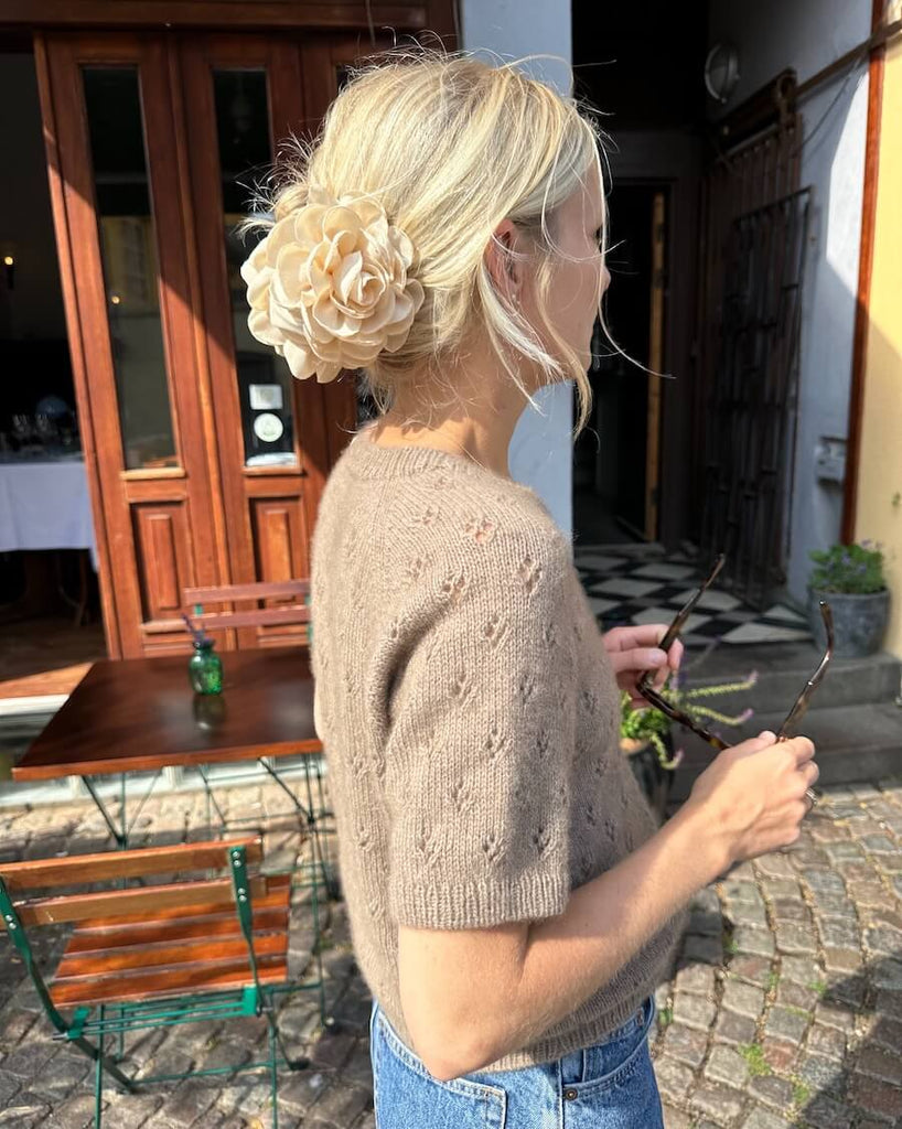 Kvinde iført brun Rigmor Tee