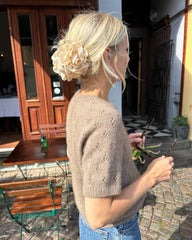 Kvinde iført brun Rigmor Tee