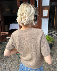 Kvinde iført brun Rigmor Tee