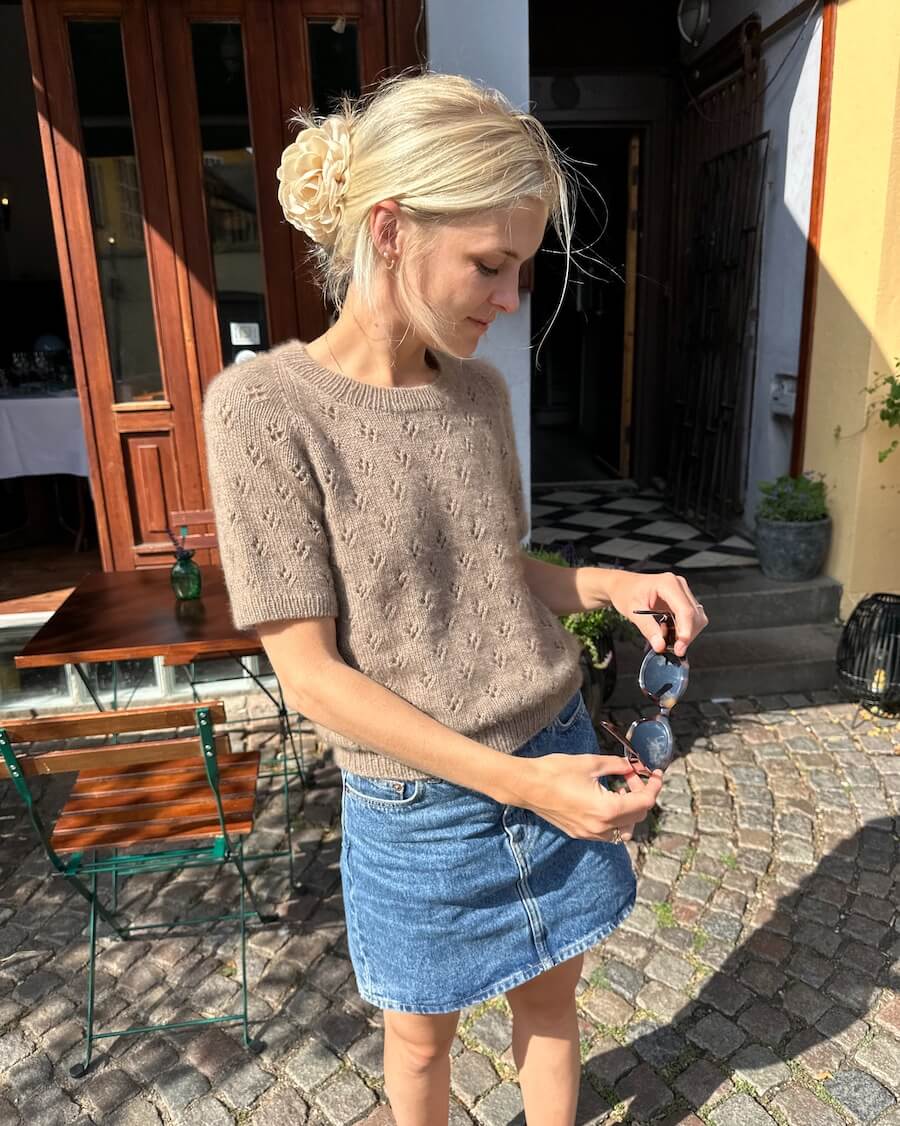 Kvinde iført brun Rigmor Tee