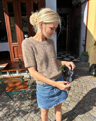 Kvinde iført brun Rigmor Tee