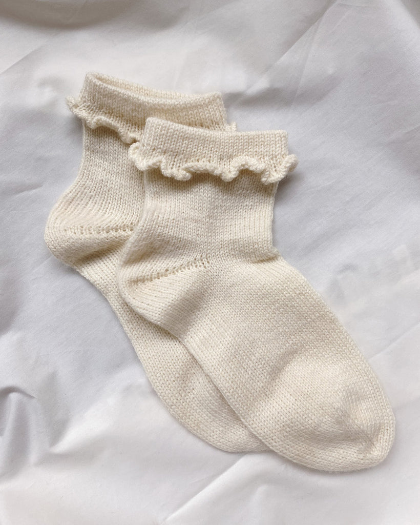 Liggebillede af hvide Ruffle Socks