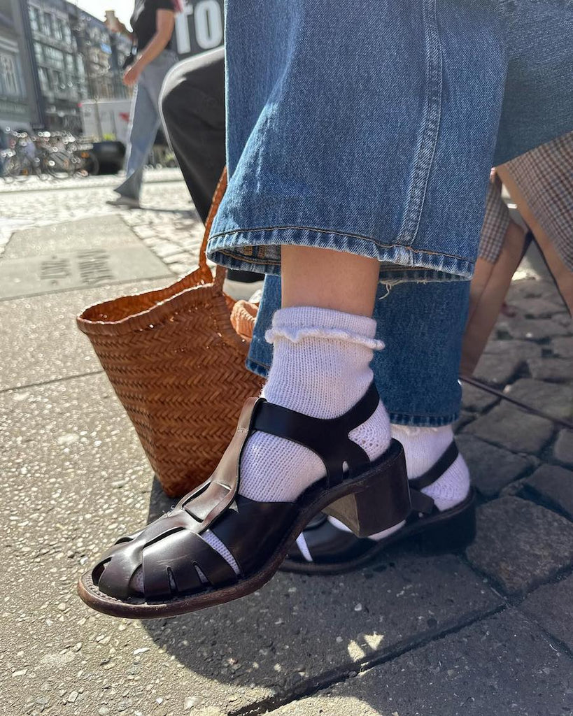 Kvinde iført hvide Ruffle Socks