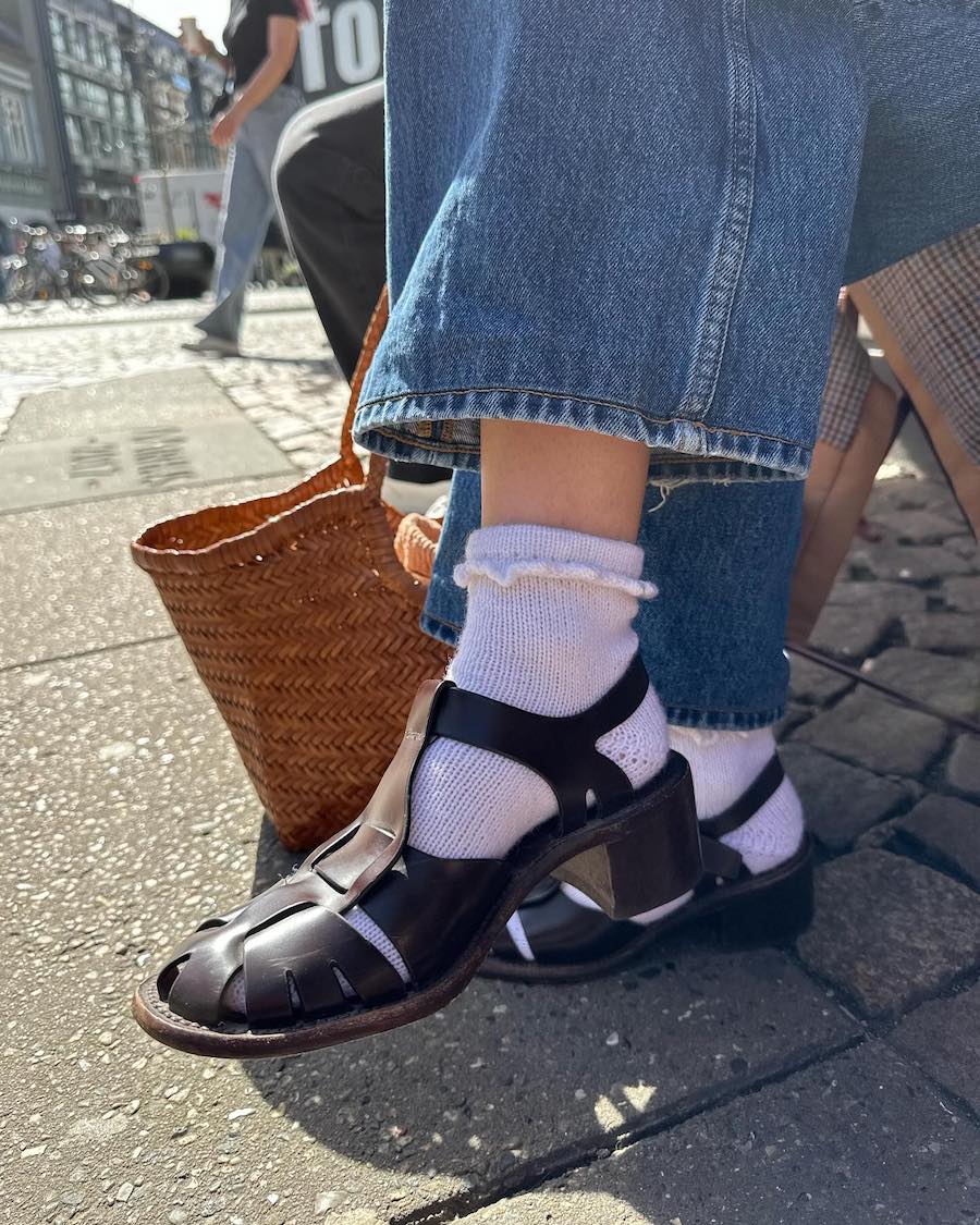 Kvinde iført hvide Ruffle Socks