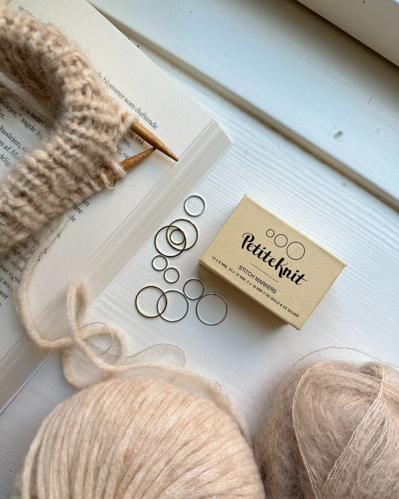 Runde maskemarkører liggende i vindueskarm