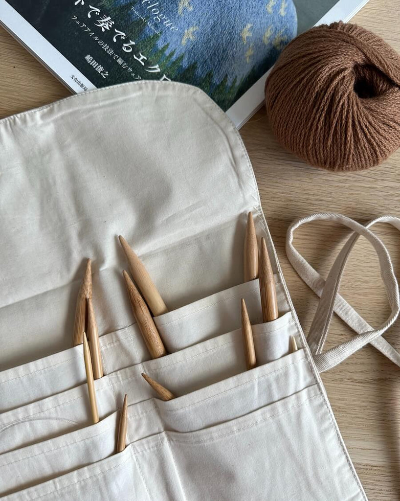 Nærbillede af pindeetui med strikkepinde i