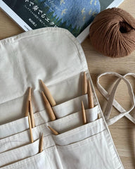 Nærbillede af pindeetui med strikkepinde i