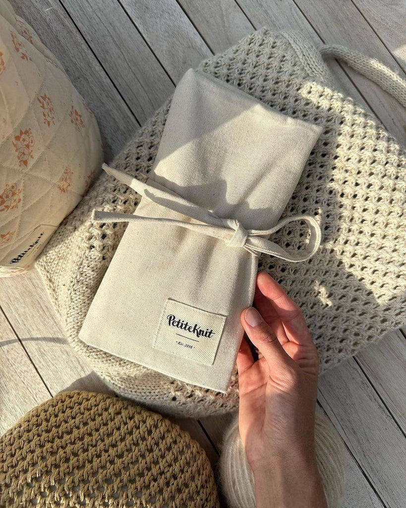 Pindeetui foldet sammen liggende