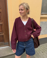 Kvinde med bordeaux Scarlet Cardigan