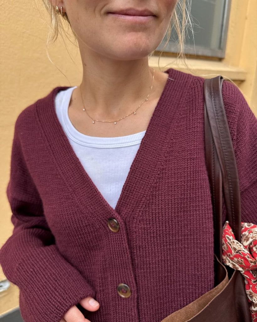 Closeup af bordeaux Scarlet Cardigan