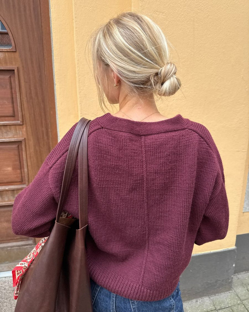 Kvinde med bordeaux Scarlet Cardigan set bagfra