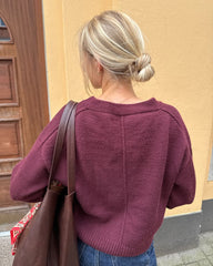 Kvinde med bordeaux Scarlet Cardigan set bagfra
