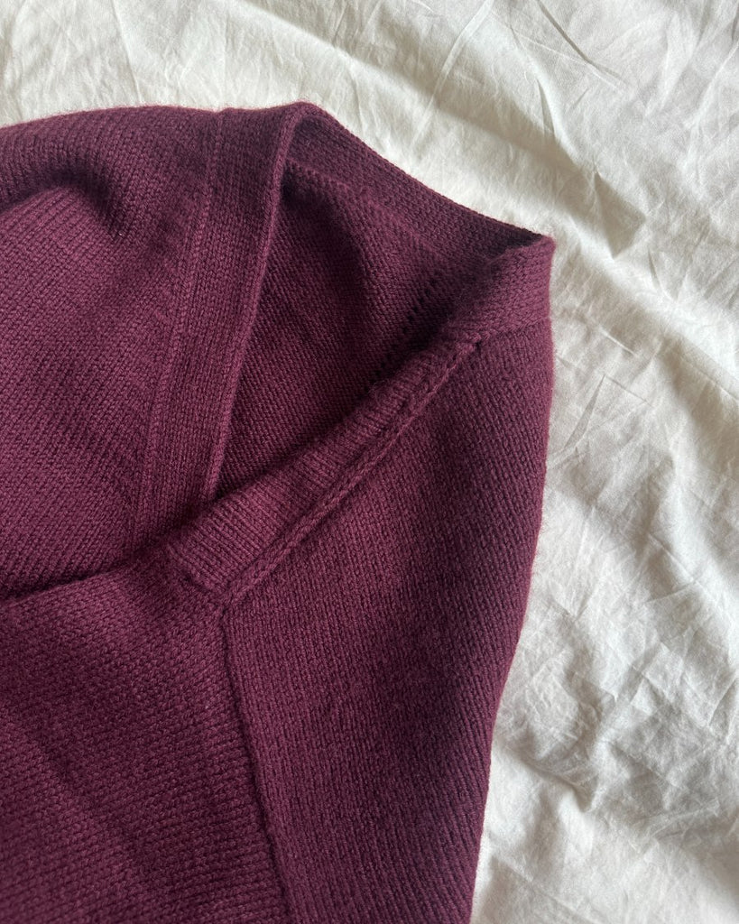 Closeup af skulderen på bordeaux Scarlet Cardigan