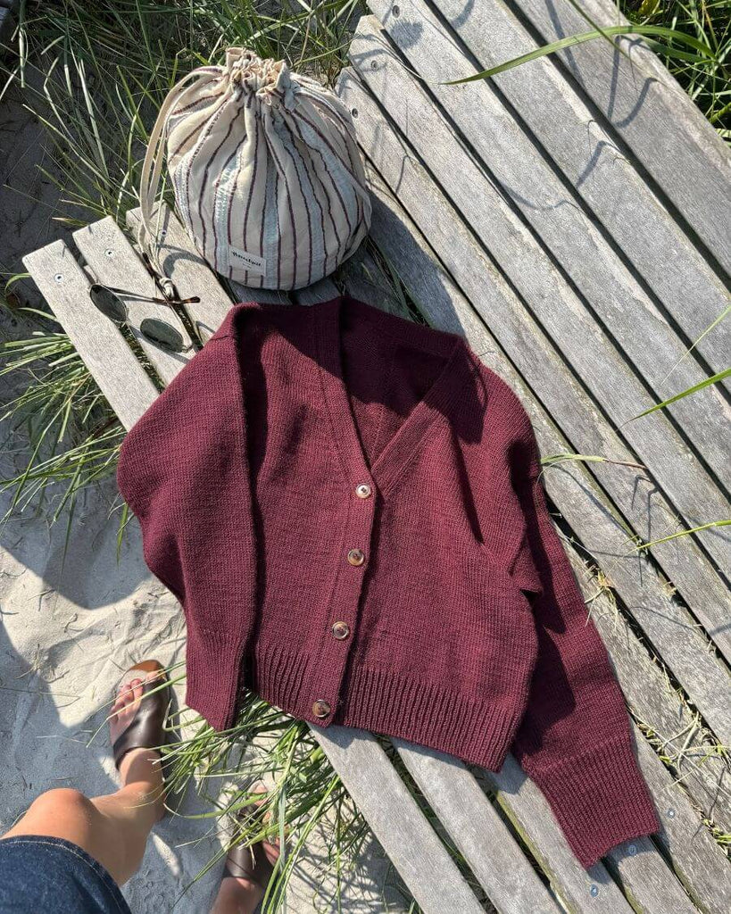 Bordeaux Scarlet Cardigan på stranden