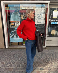 Kvinde med rød Scarlet Sweater