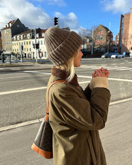 Kvinde iført brun September Hue