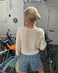 Kvinde iført hvid Sevilla Blouse