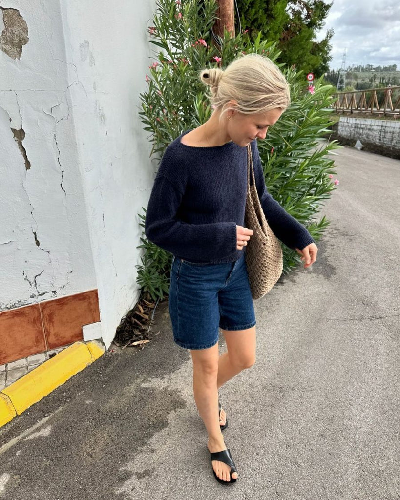 Kvinde iført mørkeblå Sevilla Blouse