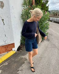 Kvinde iført mørkeblå Sevilla Blouse