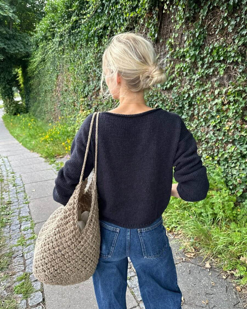Kvinde iført mørkeblå Sevilla Blouse