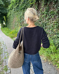 Kvinde iført mørkeblå Sevilla Blouse